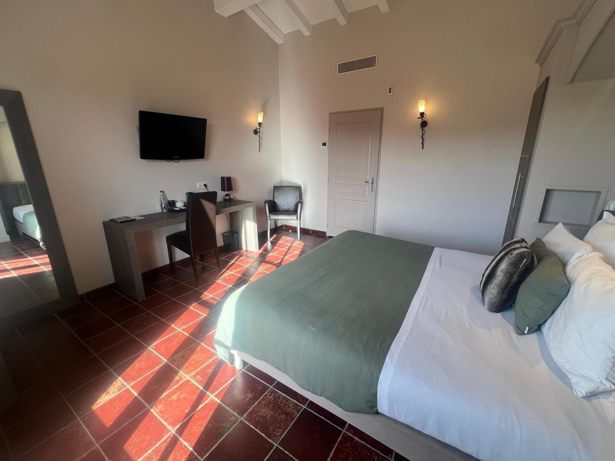 Logis Hotel Restaurant La Bergerie Aragon Bagian luar foto
